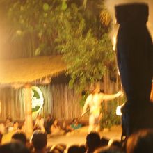 観覧無料の火吹ショー。こう見えて、けっこう面白い。