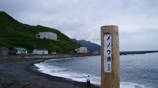 メノウの原石が打ち寄せる