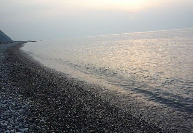 一面の砂利浜