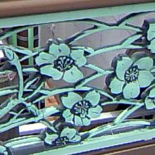 橋の欄干下？に花のモチーフかな？可愛いね
