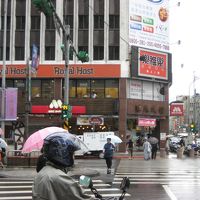 向かいの建物にはファミレス