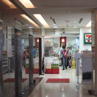 エレベーターホールの奥にコンビニ