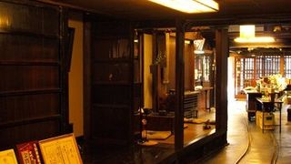 古い町並みにある酒店