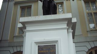 正面の象の像は、タイ国王からの贈答品！