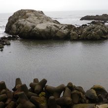 ぎょうけい館、ホテルニュー大新前の海岸です