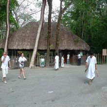 退場すると白い土着の服着た少年たちが「これ買って」って。