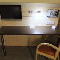 シンプルながらも使える机と電源プラグ、液晶TVがあり完璧です