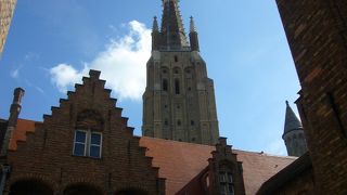 敷地内を通り抜けできるので、建物見学だけならフリー