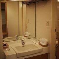 洗面所には歯ブラシ、くし、バスタオル等あり。