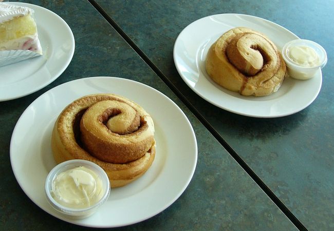 シナモンロールとホイップクリーム