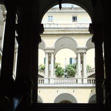 奥が１段高くなっているのが、庭のあるテラスです。