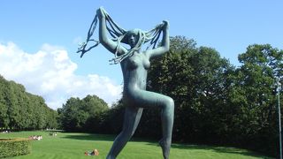 不思議なモニュメントがいっぱいの気持ちのいい緑の公園美術館