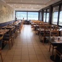 朝食ルーム。窓の外はライン川。