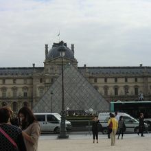 ルーブルです。ピラミッドから入ります。