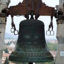 大聖堂の鐘楼としての塔なので、鐘も近くで見られます。