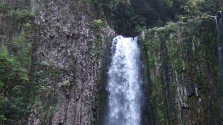 鹿目の滝は球磨川の支流鹿目川の上流にある豪快な滝です