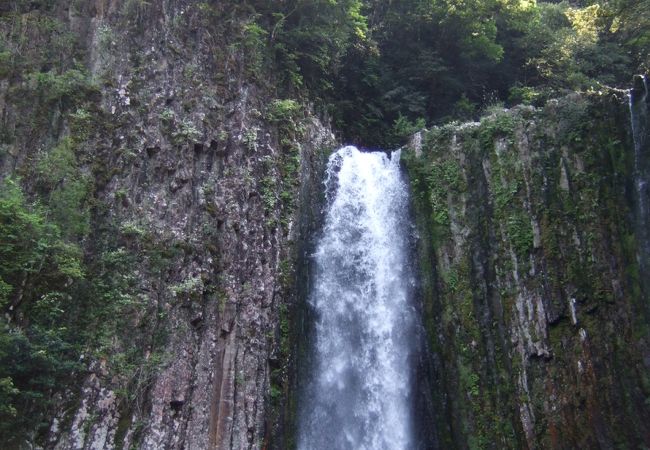 鹿目の滝は球磨川の支流鹿目川の上流にある豪快な滝です