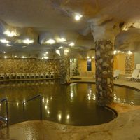 屋内の温泉プール