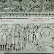 拡大してみると緻密な彫刻が施されています。