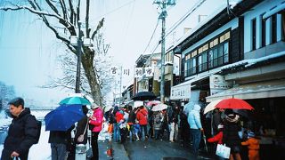 川沿いから活気のある声が聞こえます