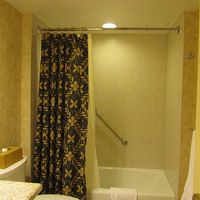 カーブしているシャワーカーテン