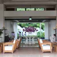 海風の吹き抜けるロビー・リゾート気分上々です(^^)/