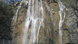 石灰岩の山の湖と滝の自然の芸術