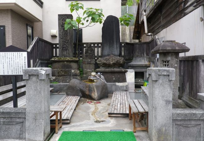 温泉街にあり、小さな足湯があります