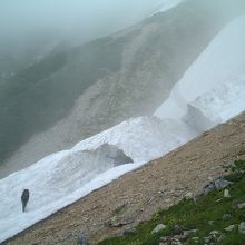 稜線に出る前にある雪渓