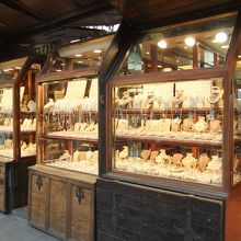 橋の上にはいくつかの宝飾店があり、いつも人通りが絶えません。