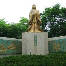 日野山を見つめる紫式部像