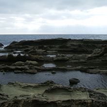 波に削られた岩が並びます