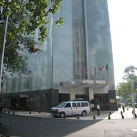 交差点にあるので、最初は渡るの戸惑うかも。