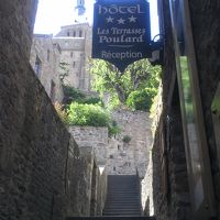 フロントはコチラ。階段の途中にあります。