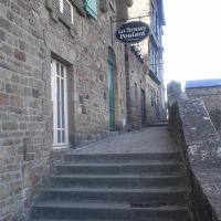 突き当りを更にクランク状に上がって、、、目印の看板に到着。