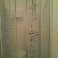 バスタブ以外にも、シャワーブースあり。コンパクトですが充分。