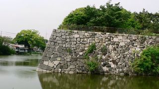 本丸の石垣と堀の一部が残っている淀城（よどじょう）跡