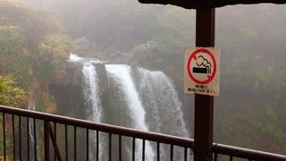 豪快な音を立てて流れ落ちる滝