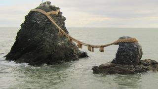 神社からの夫婦岩