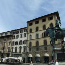 広場とコジモ1世像（右側）です。