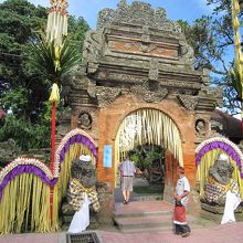 昼間の王宮入口。デコレーションされていました