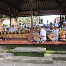 昼間からガムランの大演奏です