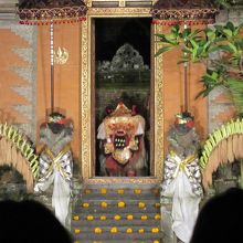 夜はダンス会場です