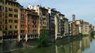 アルノ川を眺めるならポンテ・ヴェッキオの中央が一番！