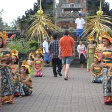 バリ美人の出迎えを受けて、2つ目の割れ門へ