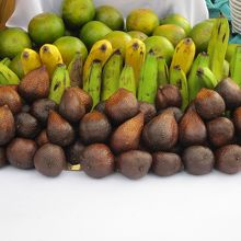 スネーク・スキンなど果物が大量に供えてありました