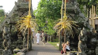 水と見事に調和した美しい寺院！