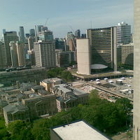 中央やや右が市庁舎ビル