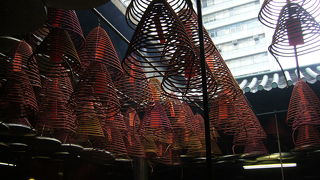 大きな渦巻き線香で御利益