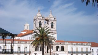 歩いてもケーブルカーでも登れます